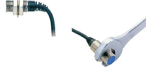 獨(dú)立的KEYENCE接近傳感器，高靈敏度和長(zhǎng)距離接近傳感器。出色的緊固強(qiáng)度：傳感器外殼厚實(shí)堅(jiān)固。傳感器牢固擰緊，以防止因振動(dòng)或沖擊引起的松動(dòng)。靈活的關(guān)節(jié)：電纜通過(guò)高靈活接頭連接到傳感器頭，可以彎曲成90度角，同時(shí)仍然可以防止電纜斷線。