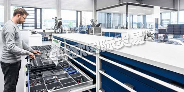 BOTT集團(tuán)公司在三個歐洲地區(qū)開發(fā)和生產(chǎn)車輛設(shè)備，操作設(shè)備和工作站系統(tǒng)。憑借其產(chǎn)品，bott為全球工業(yè)和貿(mào)易客戶提供服務(wù)。他們在生產(chǎn)，服務(wù)和裝配方面的高效工作是這里的重點(diǎn)。