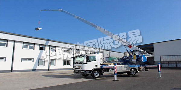 KLAAS早在1933年，由西奧多·克拉斯(Theodor Klaas)在威斯特伐利亞(Westphalia)的阿舍貝格(Ascheberg)成立。作為一名建筑承包商，他在第二次世界大戰(zhàn)后利用他的所有創(chuàng)造力開發(fā)出第一臺(tái)傾斜式升降機(jī)，這使得建筑工地的工作變得更加容易。