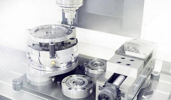 SCHUNK刀具夾持系統(tǒng)對機(jī)加工行業(yè)產(chǎn)生了前所未有的革命性影響。?模塊化夾持系統(tǒng)借鑒其優(yōu)勢，它的作用遠(yuǎn)不止于一個(gè)參考基準(zhǔn)，還提供了包括定位、夾持以及接口通用等功能。這種夾持原理如今被認(rèn)為是提高生產(chǎn)效率的最有效的方法之一，廣泛適用于從小型零件到大型零件，從粗加工到裝配應(yīng)用的各種工藝。作為這一技術(shù)的先驅(qū)以及夾持技術(shù)和抓取系統(tǒng)的領(lǐng)導(dǎo)者，SCHUNK始終致力于開發(fā)新的應(yīng)用領(lǐng)域，并在它的模塊化系統(tǒng)中新增了適用于直接夾持工件以及微小型零件的專業(yè)標(biāo)準(zhǔn)模塊。