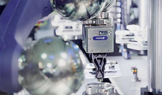 SCHUNK刀具夾持系統(tǒng)對機(jī)加工行業(yè)產(chǎn)生了前所未有的革命性影響。?模塊化夾持系統(tǒng)借鑒其優(yōu)勢，它的作用遠(yuǎn)不止于一個(gè)參考基準(zhǔn)，還提供了包括定位、夾持以及接口通用等功能。這種夾持原理如今被認(rèn)為是提高生產(chǎn)效率的最有效的方法之一，廣泛適用于從小型零件到大型零件，從粗加工到裝配應(yīng)用的各種工藝。作為這一技術(shù)的先驅(qū)以及夾持技術(shù)和抓取系統(tǒng)的領(lǐng)導(dǎo)者，SCHUNK始終致力于開發(fā)新的應(yīng)用領(lǐng)域，并在它的模塊化系統(tǒng)中新增了適用于直接夾持工件以及微小型零件的專業(yè)標(biāo)準(zhǔn)模塊。