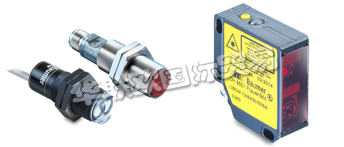 堡盟漫反射式傳感器強(qiáng)度差別檢測(cè)型的發(fā)射器和接收器位于同一個(gè)外殼內(nèi)。光源射出的紅外線、紅光或激光直接被目標(biāo)物反射回到傳感器上。如果目標(biāo)物反射的光線足夠充足，接收光將觸發(fā)傳感器的開關(guān)動(dòng)作。照射到目標(biāo)物上的光線基本上都發(fā)生漫反射，并沿各個(gè)方向反射。接收器只接收到這些光線的很小一部分。如果目標(biāo)物反射的光線足夠充足，接收光將觸發(fā)傳感器的開關(guān)動(dòng)作。由于傳感器是根據(jù)來自材料的反射光而工作，所以表面特性、顏色和光澤度對(duì)于檢測(cè)距離的影響極大。