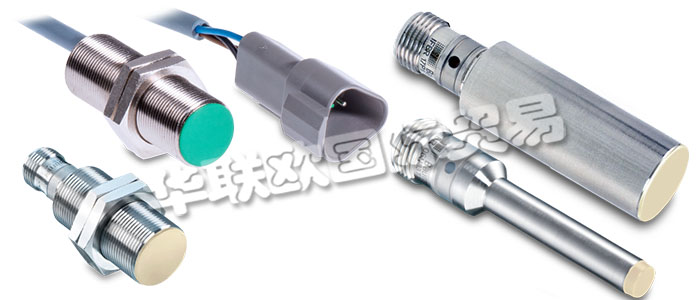 堡盟電感式接近開(kāi)關(guān)屬于非接觸式電子傳感器。電感式傳感器能識(shí)別所有導(dǎo)電金屬目標(biāo)物。振蕩器產(chǎn)生一個(gè)高頻電磁場(chǎng)，電磁場(chǎng)從開(kāi)關(guān)的感應(yīng)面發(fā)出。當(dāng)導(dǎo)電金屬物體進(jìn)入此電磁場(chǎng)時(shí)，金屬內(nèi)部會(huì)感生渦流，使振蕩幅值發(fā)生變化，從而使振蕩器輸出的電壓發(fā)生變化，進(jìn)而導(dǎo)致觸發(fā)器的狀態(tài)變化并改變輸出狀態(tài)。